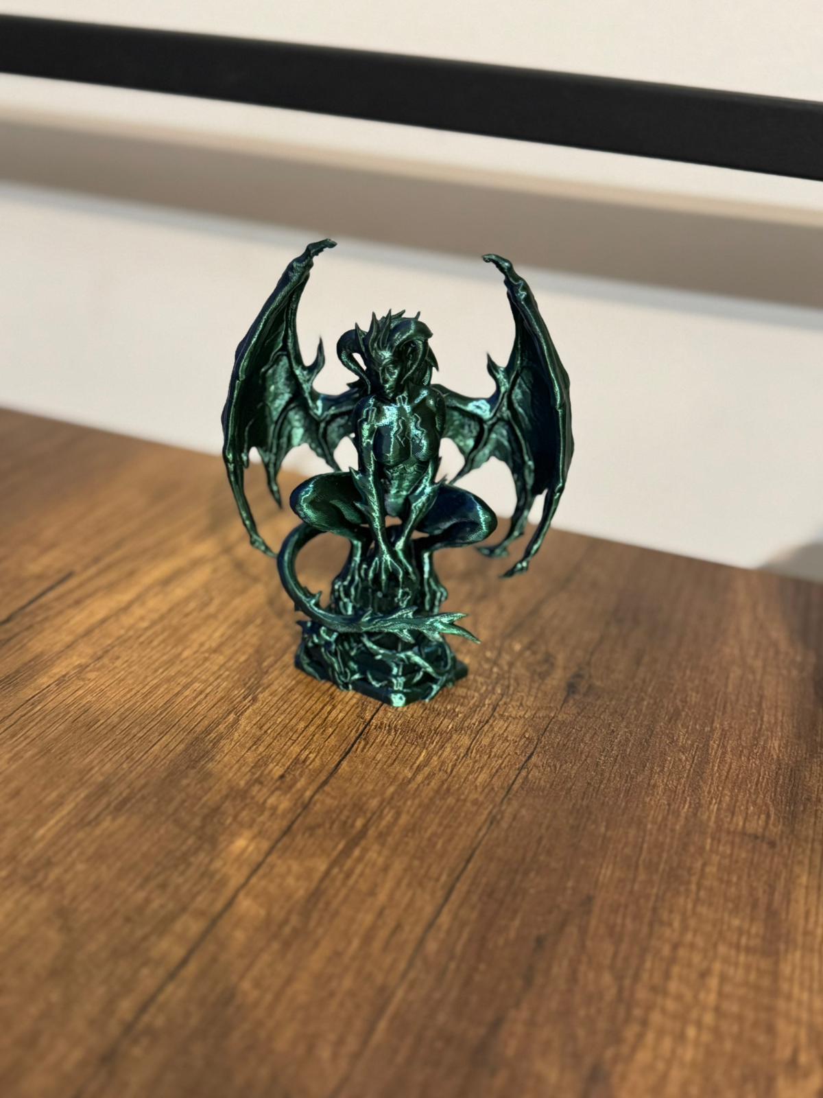 Kanatlı gargoyle figürü