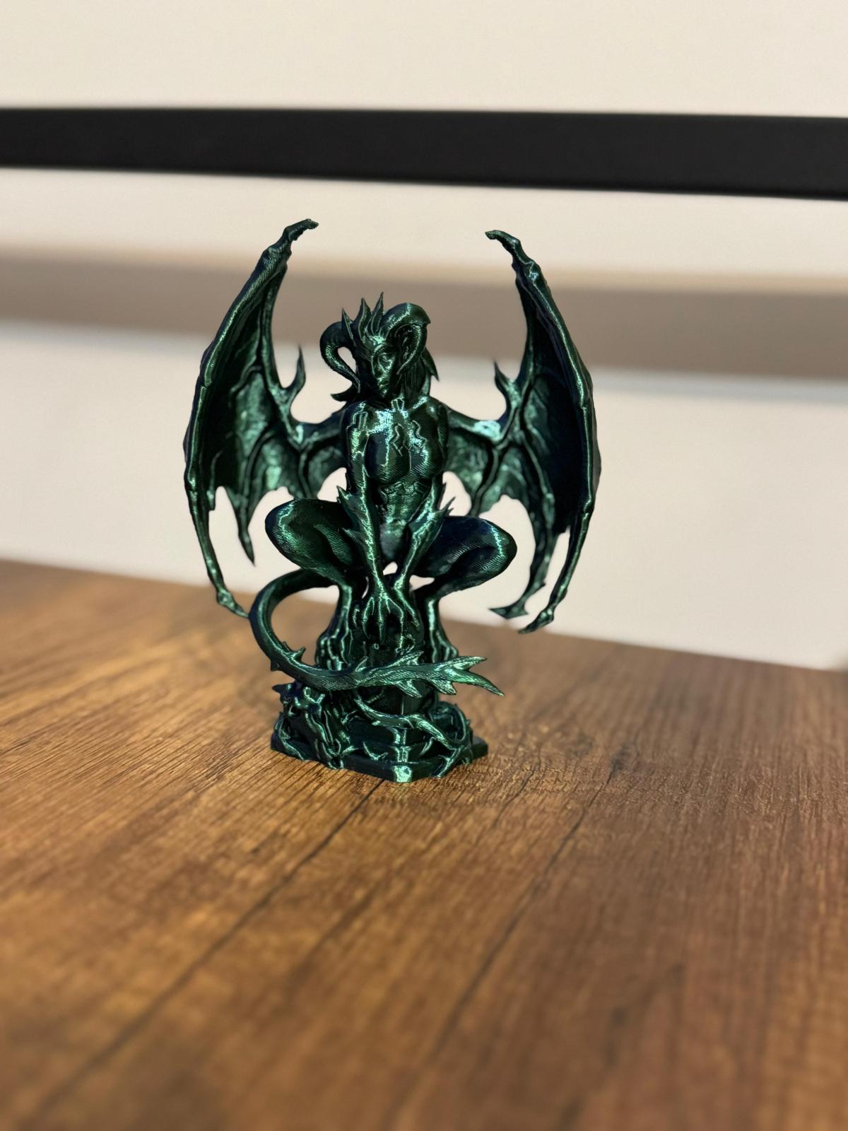 Yeşil metalik kanatlı gargoyle figürü